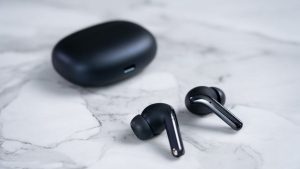 Read more about the article Samsung Galaxy Buds 3 Retail Box Leak Suggests an AirPods Pro-Like Design