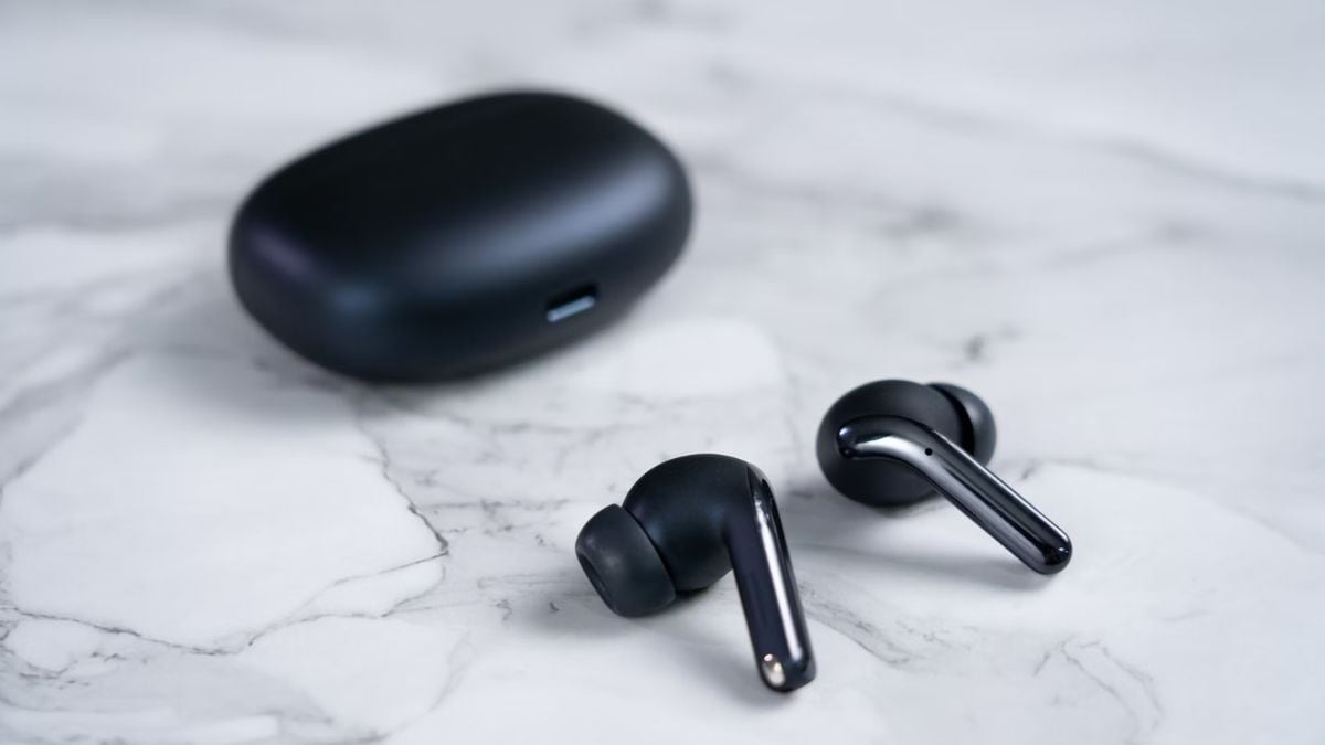 You are currently viewing Samsung Galaxy Buds 3 Retail Box Leak Suggests an AirPods Pro-Like Design