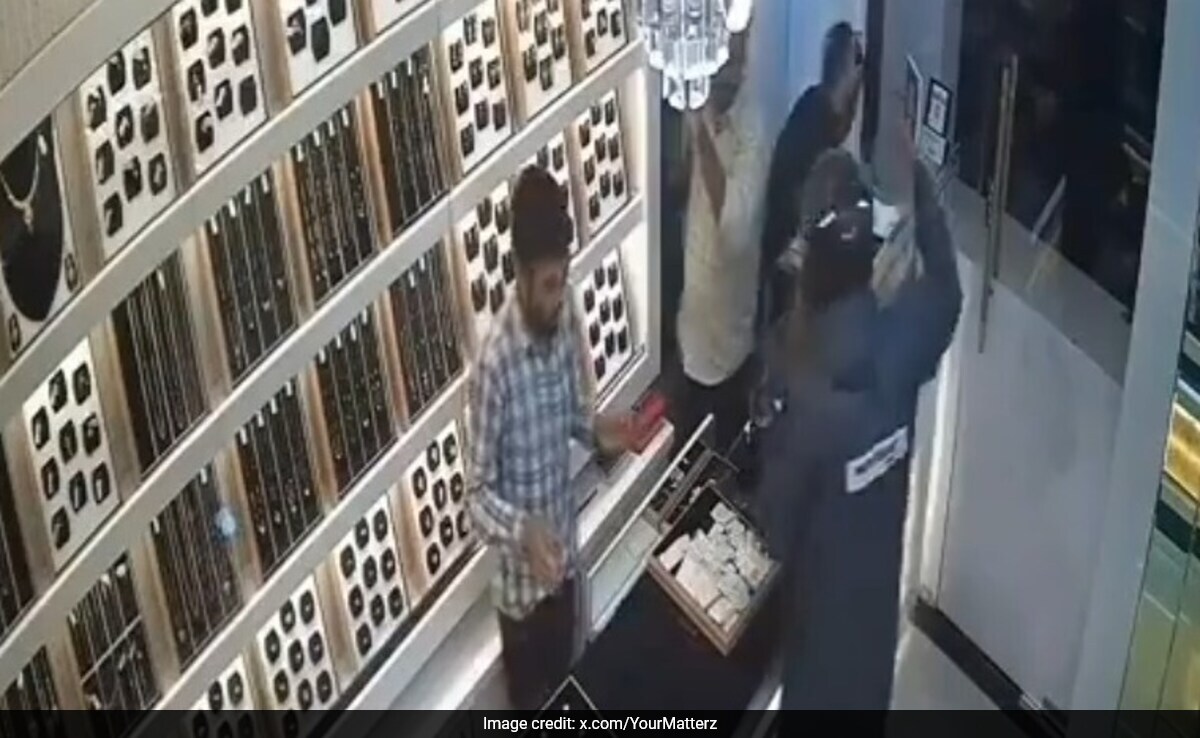 Video: 3 Men Open Fire, Loot Jewellery Worth 11 Lakh From Maharashtra Shop