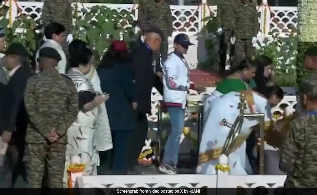 Families Of Soldiers Pays Tribute To Soldiers Who Lost Lives In Kargil War