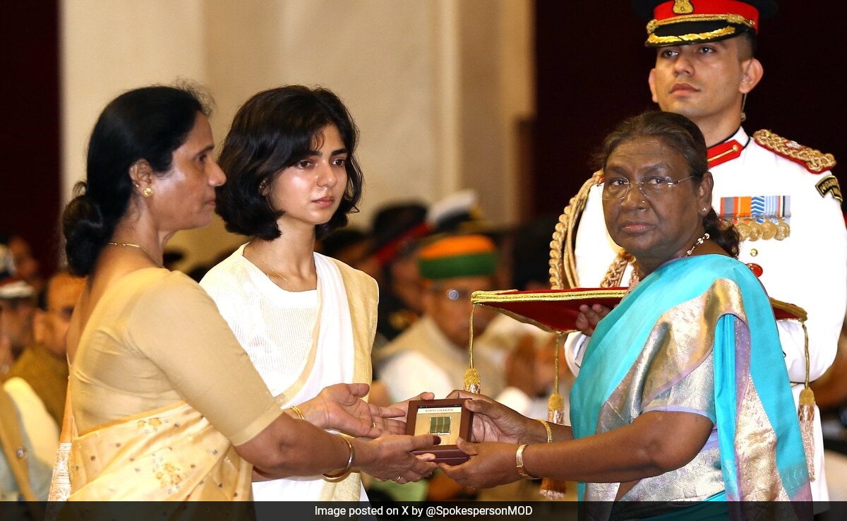 Video: Widow Of Soldier Who Died In Siachen Fire Accepts Kirti Chakra