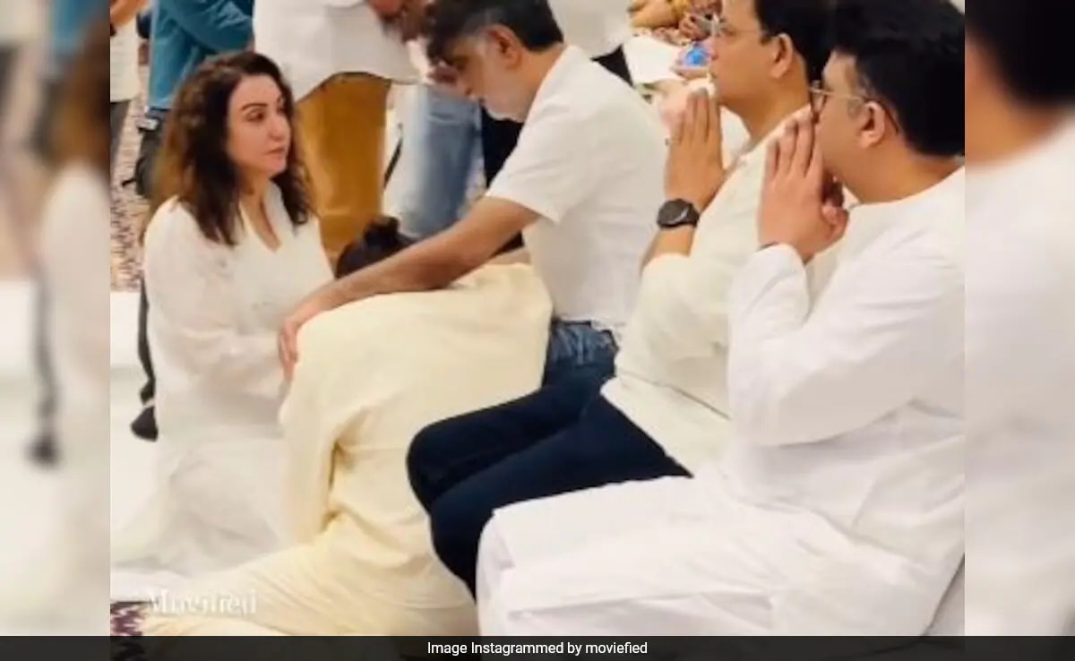 Watch: Sonu Nigam Cries On Krishan Kumar's Lap At His Daughter Tishaa's Prayer Meet