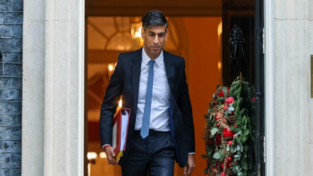 Rishi Sunak apologises to former Tory MPs after UK election debacle