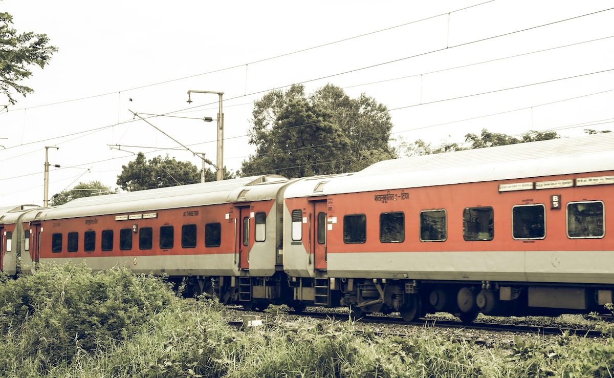 12 Passengers Jump Out Of Train In Panic As Men Operate Fire Extinguisher