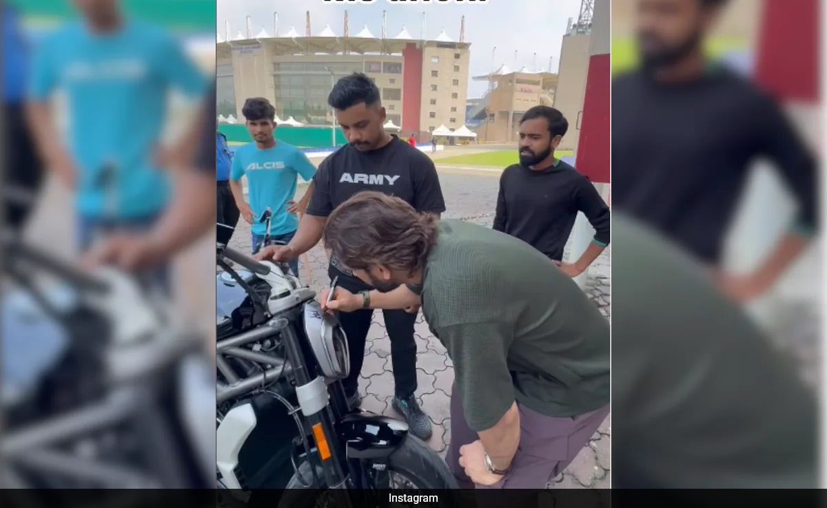 MS Dhoni Wins Hearts, Gives Autograph On Fan's Bike – Video Goes Viral