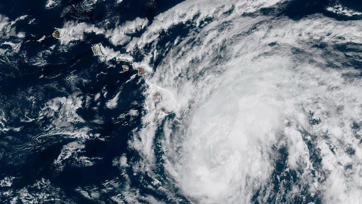 Hurricane Hone races over Hawaii, strong winds raise fear of wildfires