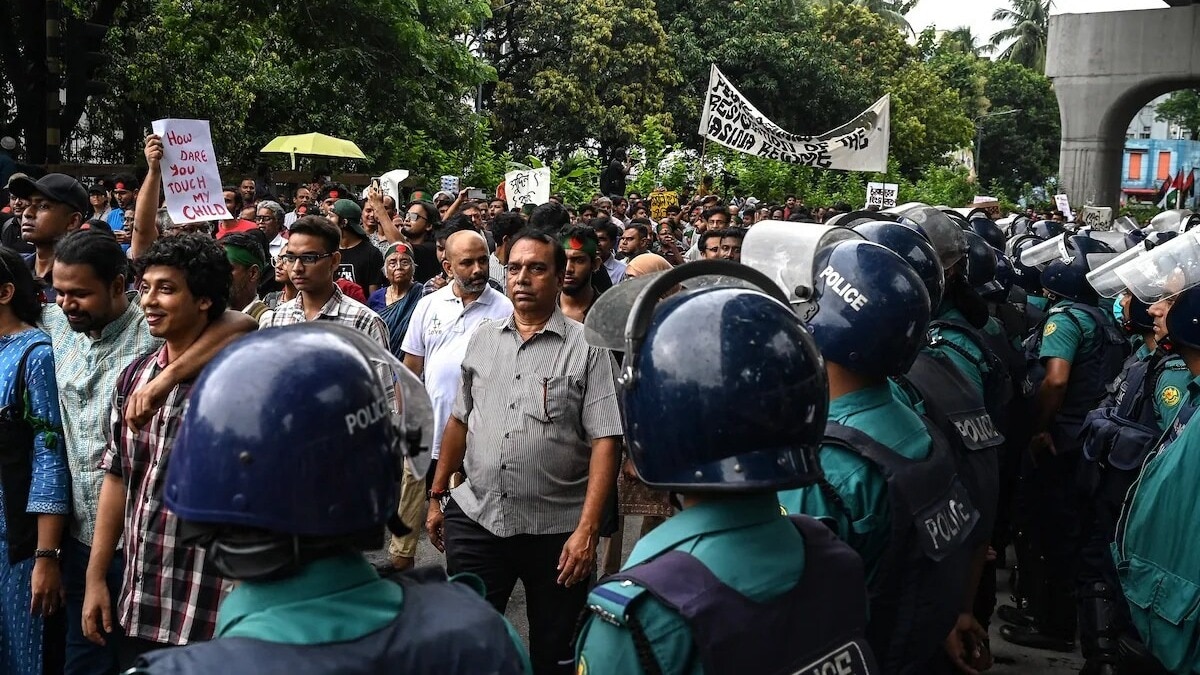 Bangladesh cops end week-long strike amid unrest, resume patrolling in Dhaka