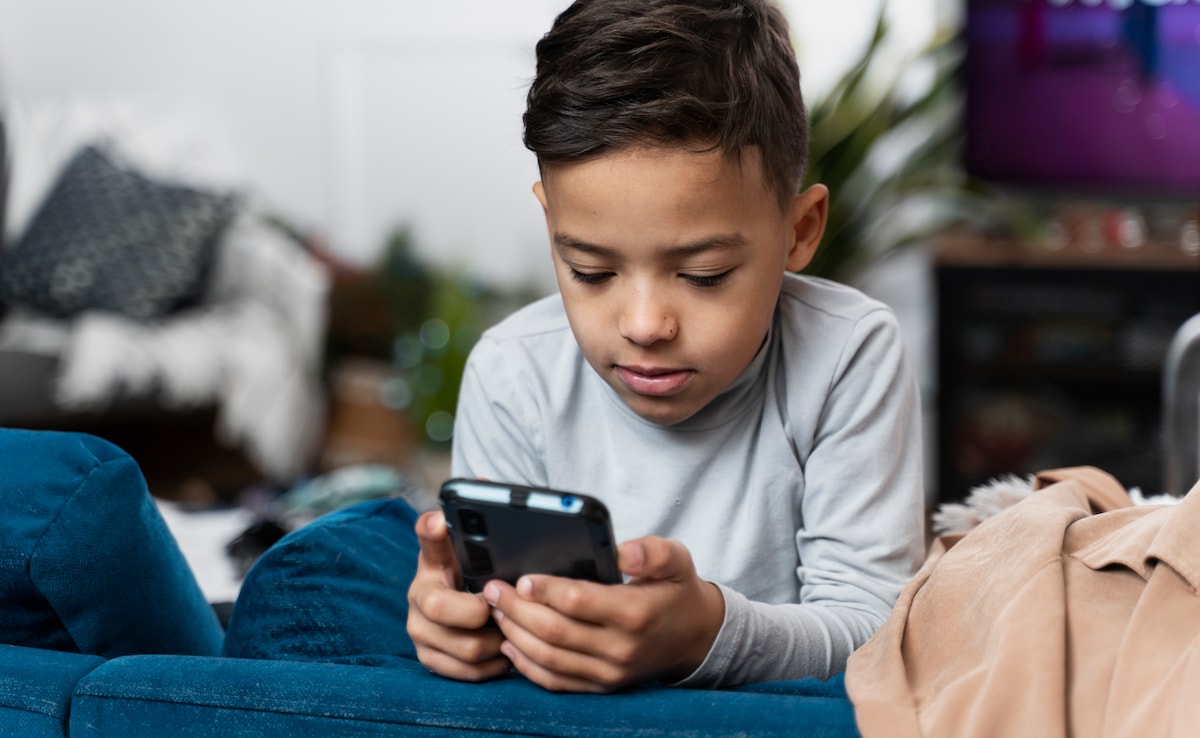 Don’t Give Smartphones To Kids Under 11, UK Network Operator Warns Parents