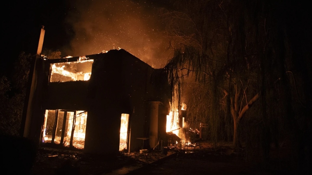 Wildfire near Greece capital darkens skies over Athens and advances fast