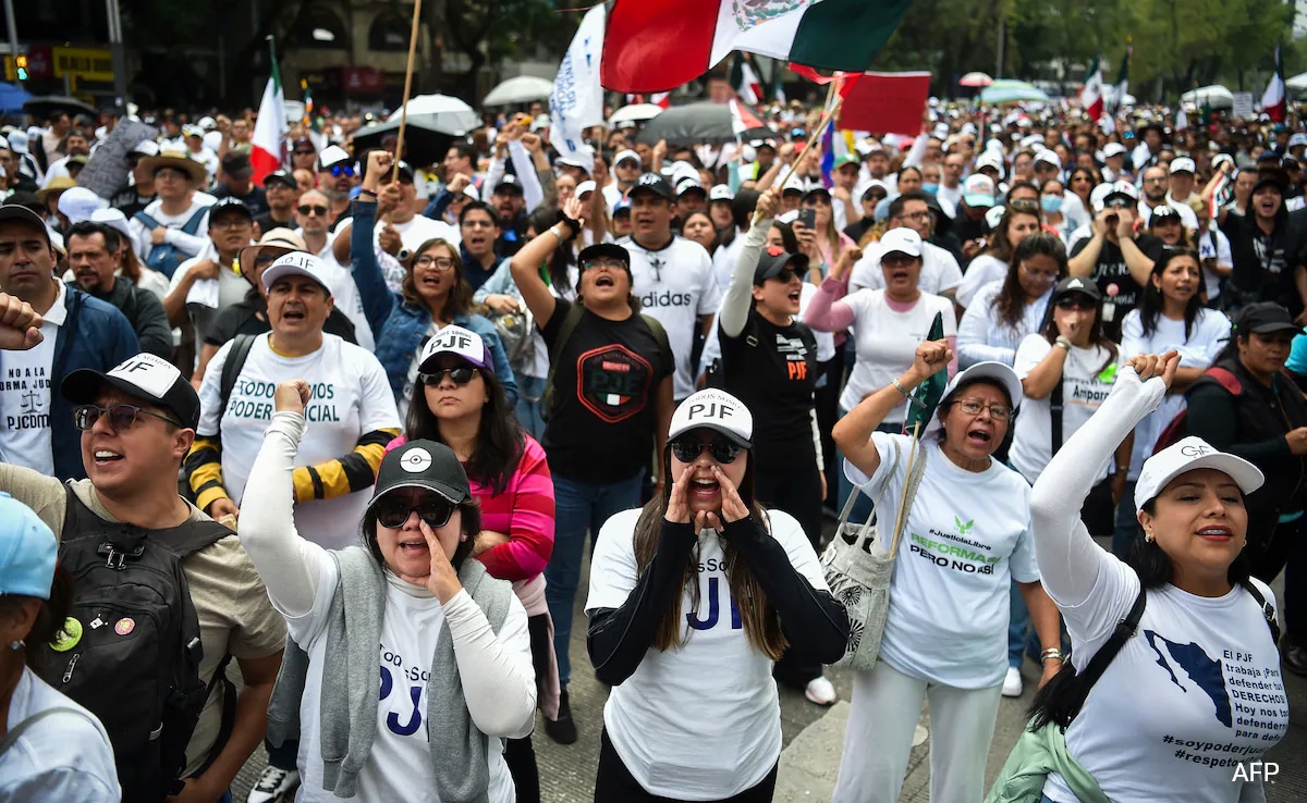 Protesters Invade Mexican Senate, Forcing Halt To Reform Debate