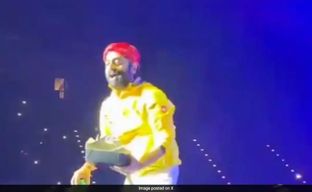 Watch: Arijit Singh To Fan Who Placed Food On Stage  – "This Is My Temple. You Can't…"