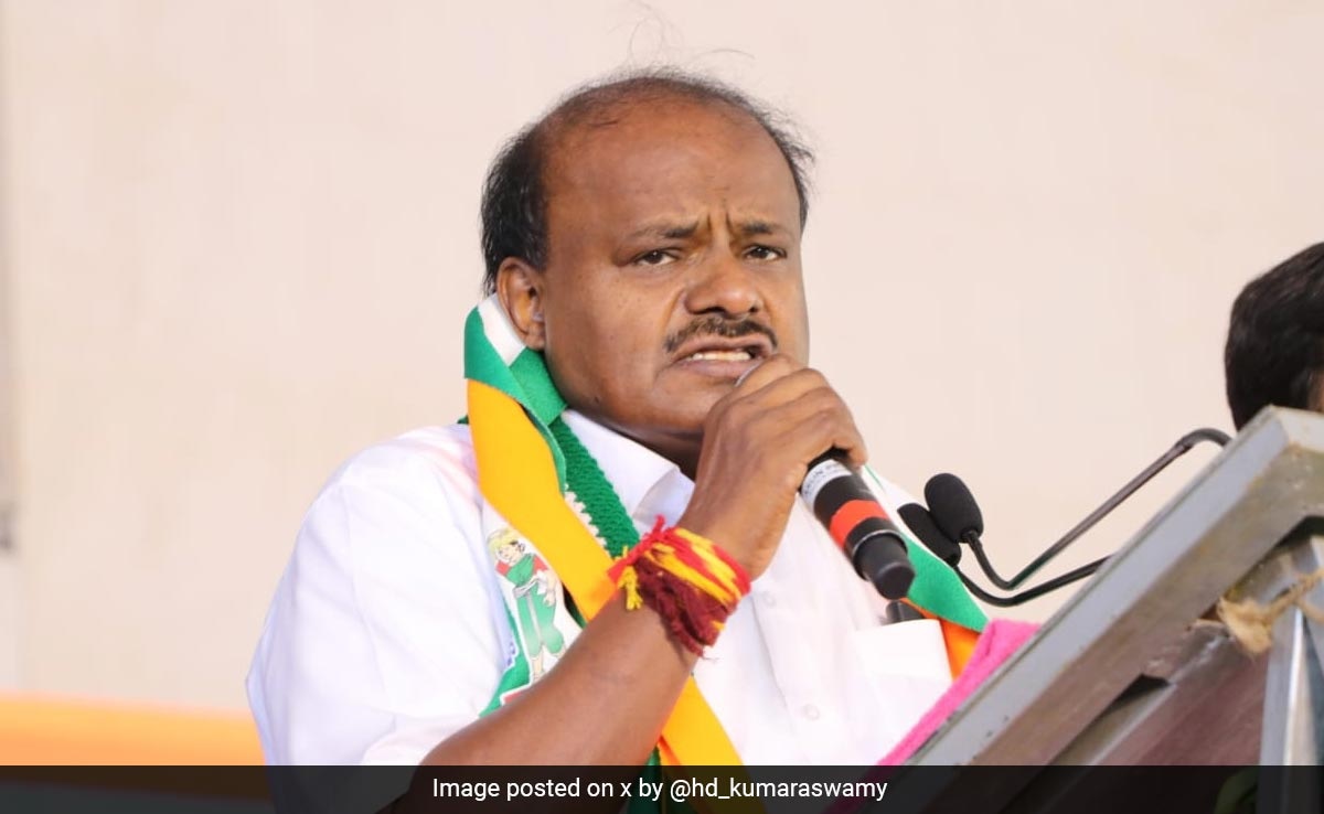 HD Kumaraswamy Attacks Siddaramaiah For "Double Standards" On Governor