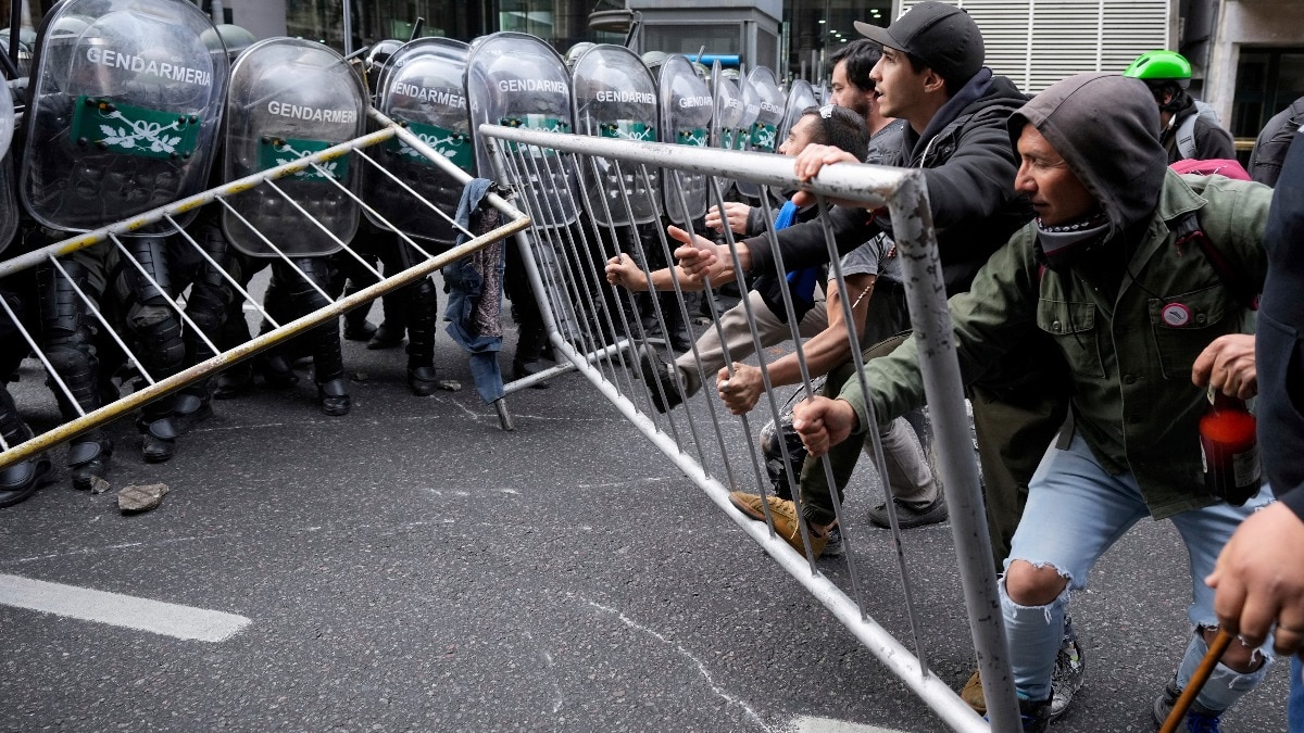 Clashes outside Argentina Congress after pension hike blocked