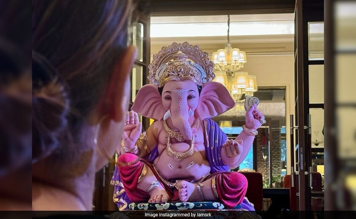 Shah Rukh Khan Shares A Pic From Ganesh Chaturthi Celebrations At Mannat