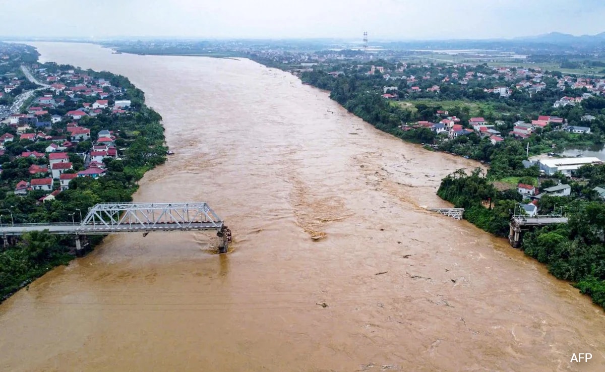 Phong Chau Bridge Collapses, Vehicles Plunge Into River