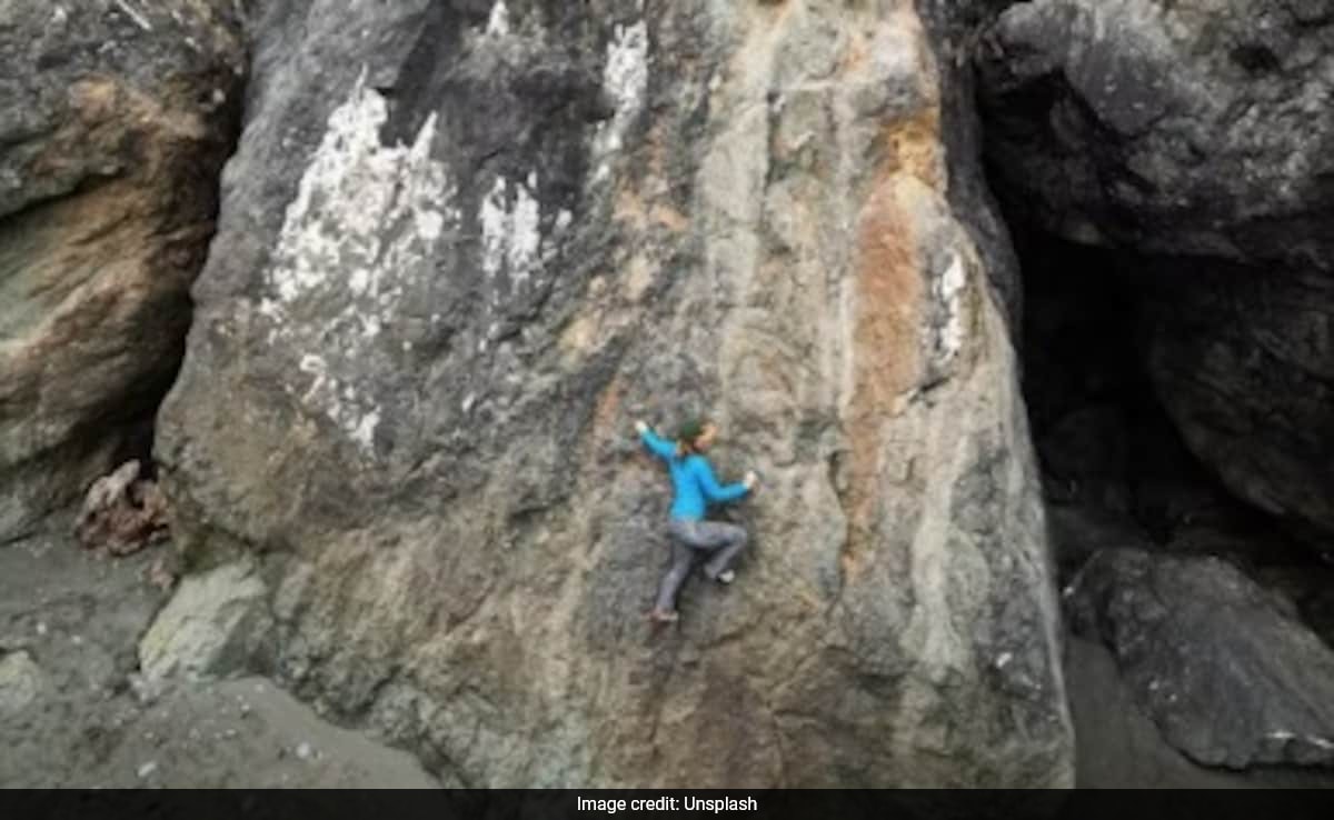 Meet China’s “Spider-Woman” Who Can Climb 108-Metre Cliff Without Safety Gear