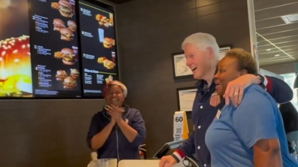 Video: McDonald’s worker fails to recognise Bill Clinton. What happened next