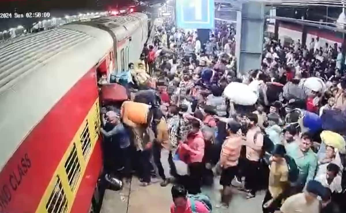 CCTV Captures Moments Before Stampede At Mumbai's Bandra Terminus