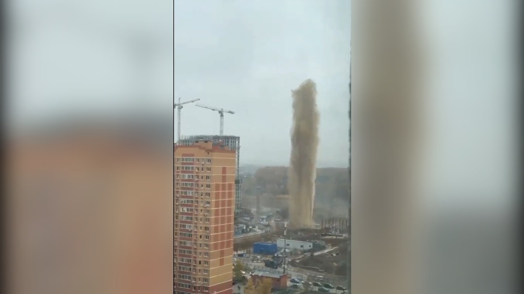 Footage shows ‘fountain’ of sewage shooting as high as apartment in Moscow