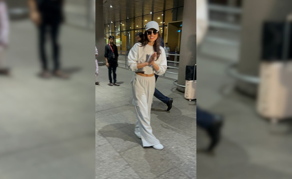 Priyanka Chopra Greets The Paparazzi With A Namaste. See Airport Pics