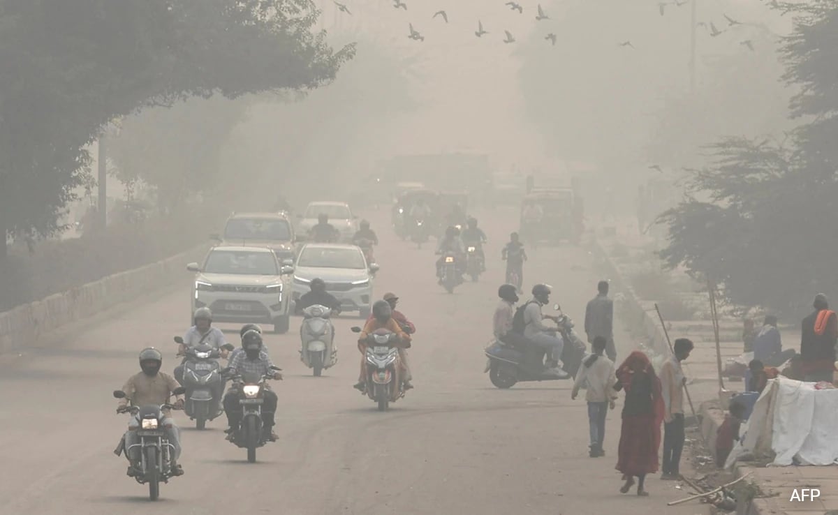 Thick Smog Blankets Delhi-NCR, Air Quality Index Crosses 400-Mark