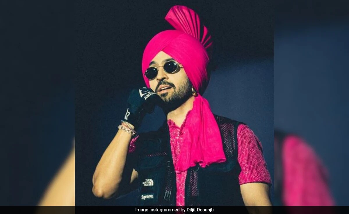 Viral: Diljit Dosanjh's Fans Watch His Concert From Their Hotel Balcony "Without Tickets". Singer Reacts