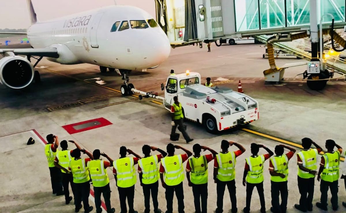 Video: Vistara Ground Staff's Emotional Farewell To Last Flight