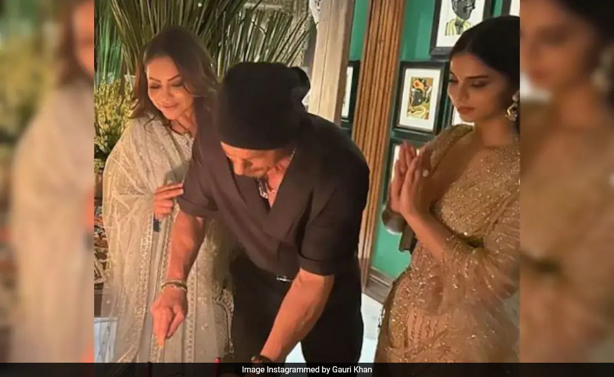 Shah Rukh Khan Cuts Birthday Cake With Gauri And Suhana By His Side. Bonus – Throwback Gold