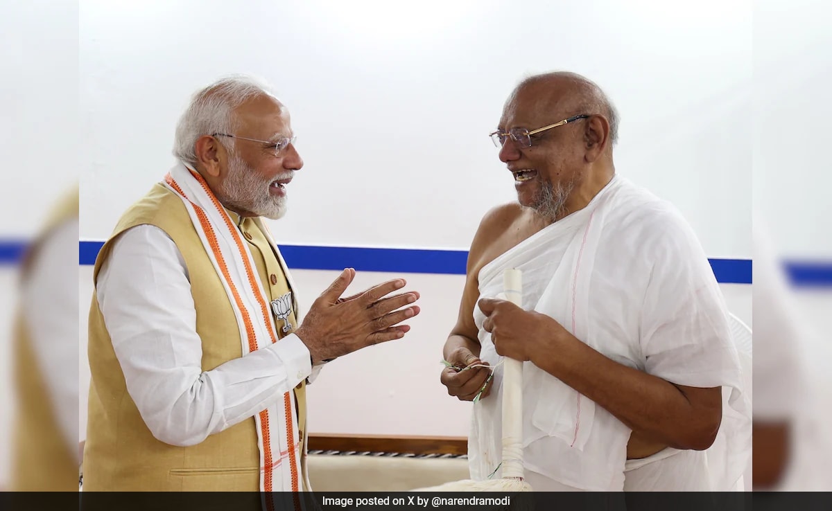 PM Modi Meets Jain Monk Ratnasundersuri Maharaj In Maharashtra