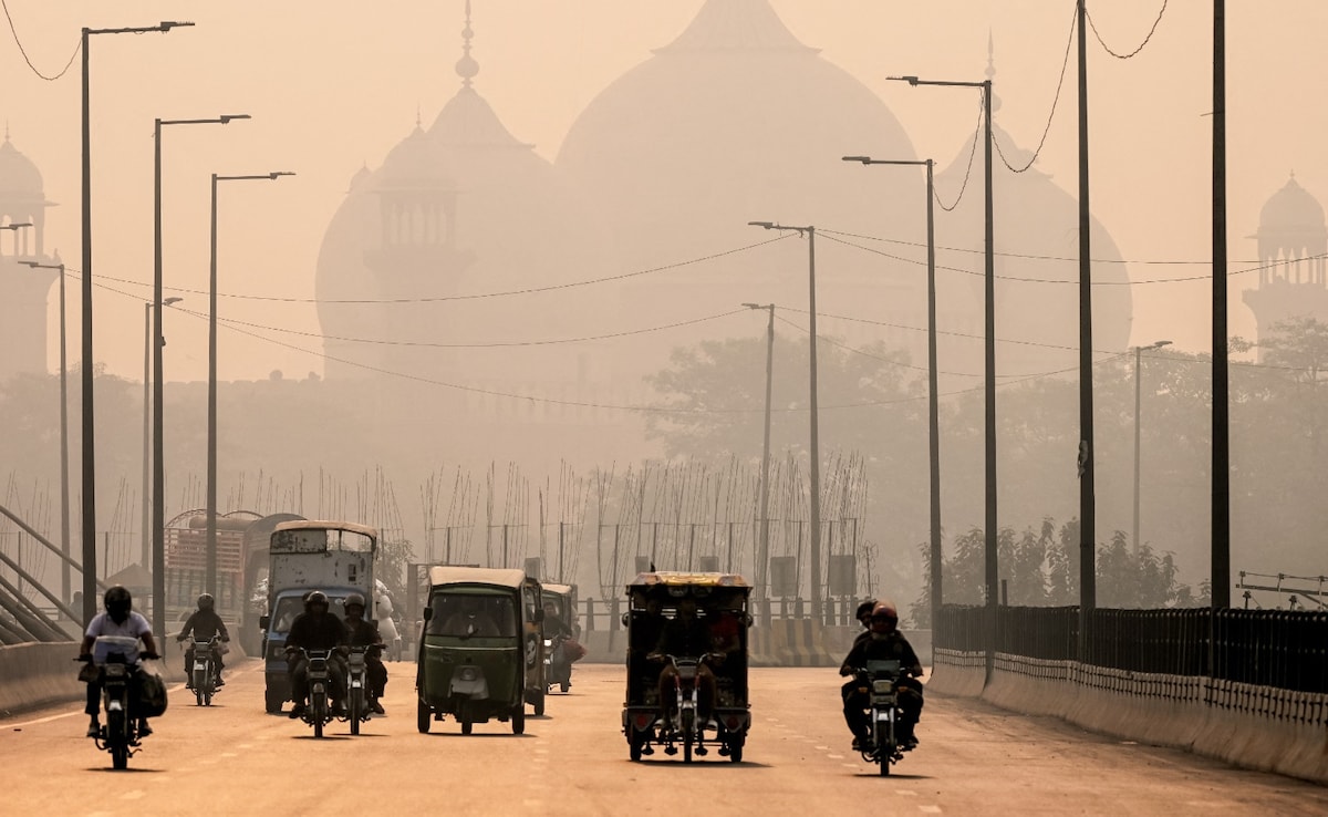 Pak Shuts Parks, Museums As Air Quality Worsens, Multans AQI Crosses 2,100