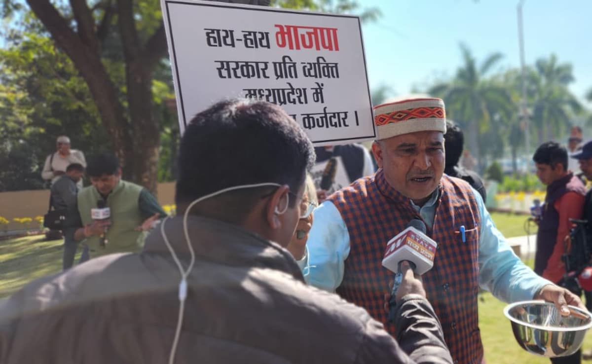 Madhya Pradesh Congress Leaders Take Begging Bowls To Assembly. Here's Why