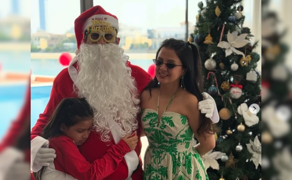 Dhoni's 'Santa Claus' Look Sets Internet Ablaze, Poses With Wife, Daughter