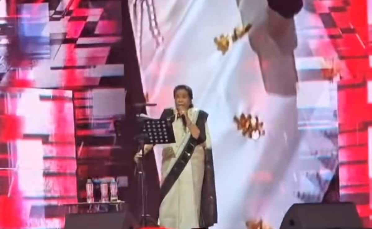 Definition Of Real Josh: Asha Bhosle Recreates Vicky Kaushal's Tauba Tauba Steps On Stage