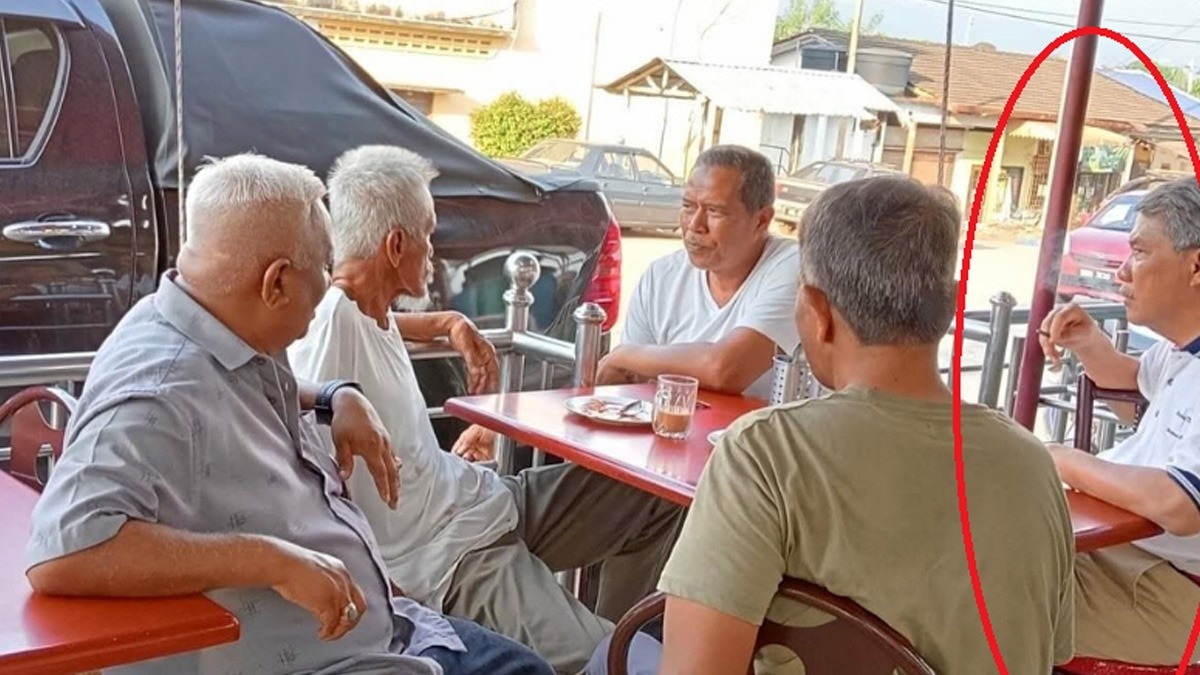 Malaysian Foreign Minister Mohamad Hasan smokes at roadside eatery in viral photo, to be fined after outrage