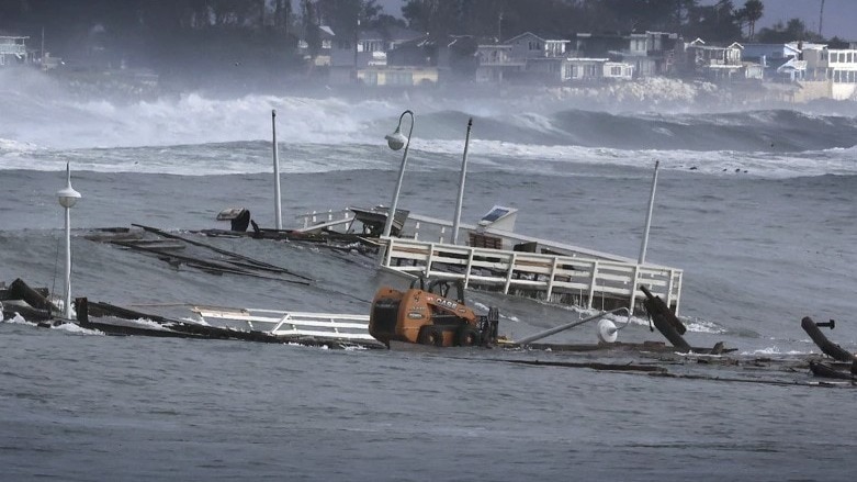 Monster storm at Santa Cruz Wharf hits $ 4 million project, Dolphin restaurant floats away