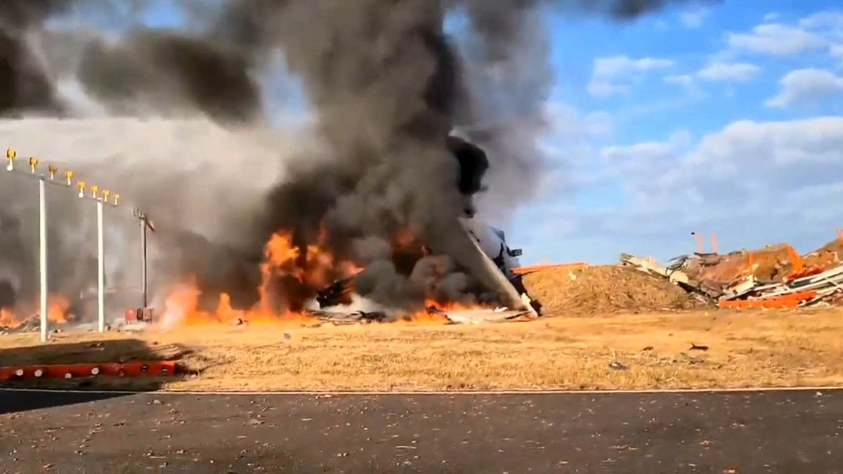 Video: Moment when plane veers off South Korean runway, erupts into fireball