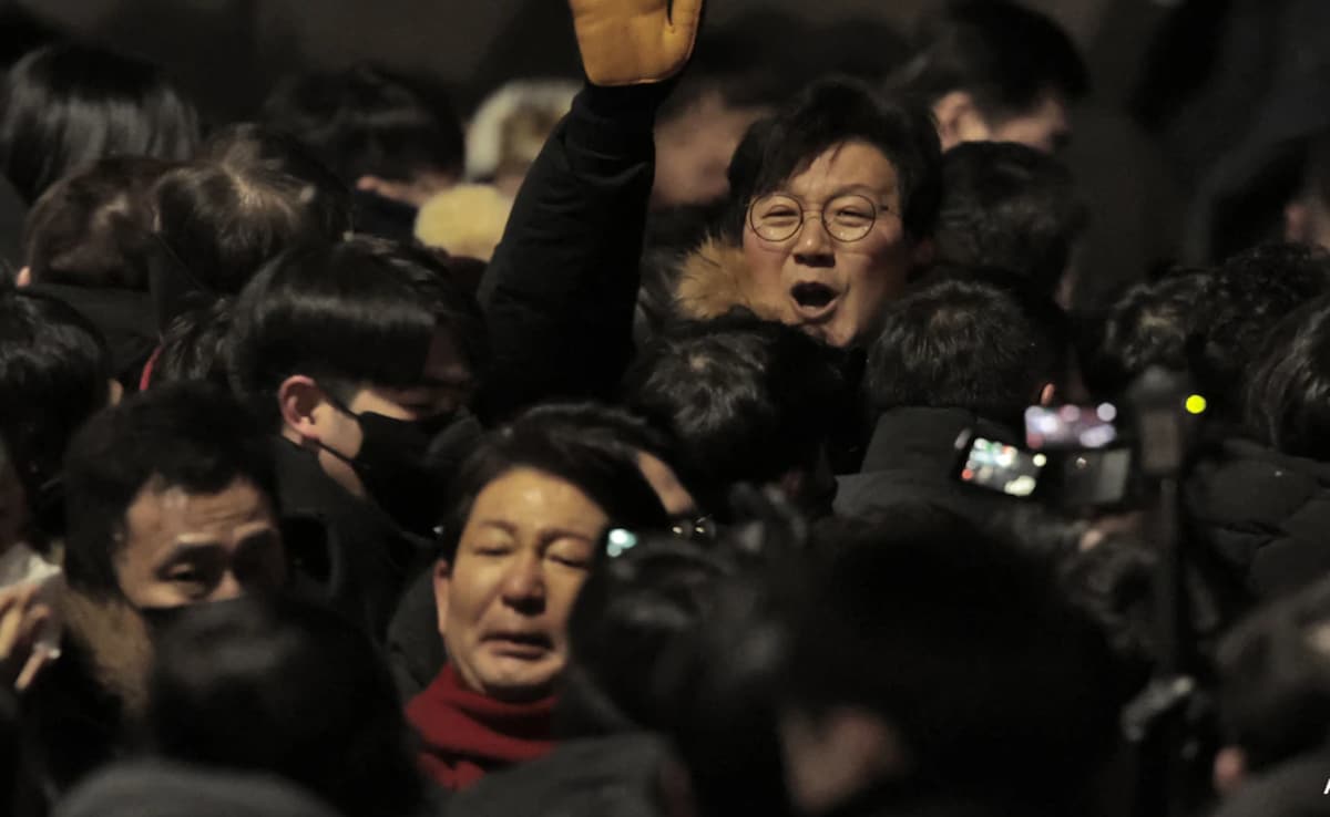 Clashes As South Korean Investigators Arrive To Arrest President Yoon