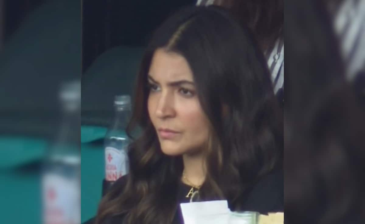 Watch: Anushka's Reaction After Virat Almost Falls For First-Ball Duck Viral